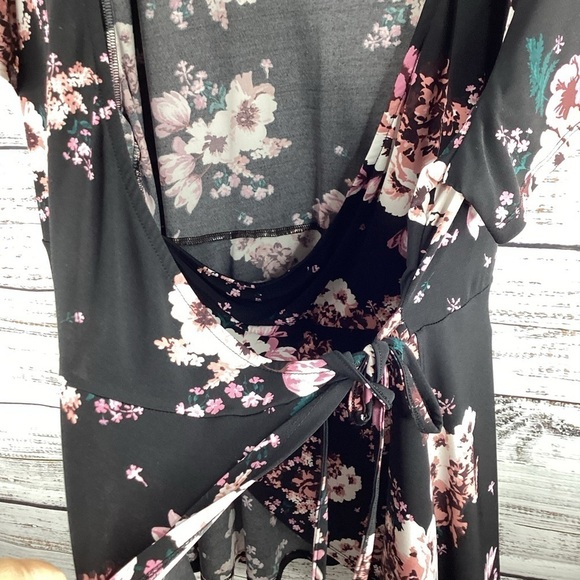 TORRID PLUS SIZE 3 3X WRAP TOP BLACK FLORAL BLOUSE FALL SPRING GUC - Picture 6 of 10
